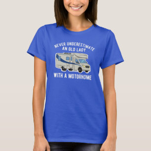 車で家に帰るおばあさんを決して甘く見ない Tシャツ