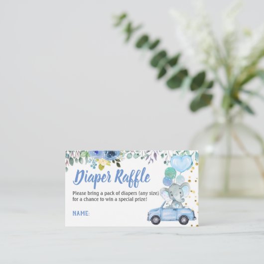 車で通る男の子の赤ちゃんシャワーおむつラッフルチケット エンクロージャーカード (スタンド正面)