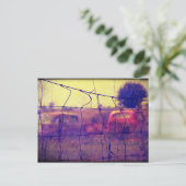 車とトラックが錆び遠くにる ポストカード (スタンド正面)