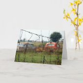 車とトラックの錆び遠くにて、誕生日 カード (黄色い花)