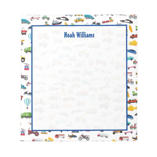 車とトラックを動かす小さな男の子の物 ノートパッド (正面)