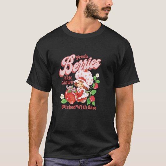 車と一緒に摘まれたいちごのショートケーキの新鮮ないちご Tシャツ (正面)