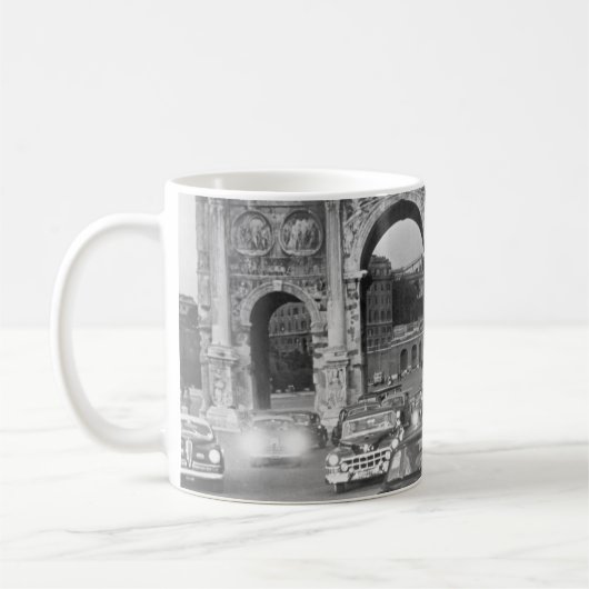 車と古代のモニュメントRome Italyvintage, ital コーヒーマグカップ (左)