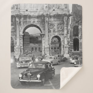 車と古代のモニュメントRome Italyvintage, ital シェルパブランケット