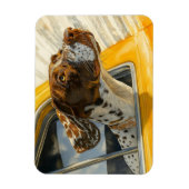 車に乗ったぶち犬のアートプリント マグネット (縦)