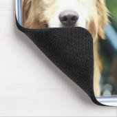 車に座っている愛犬 マウスパッド (コーナー)