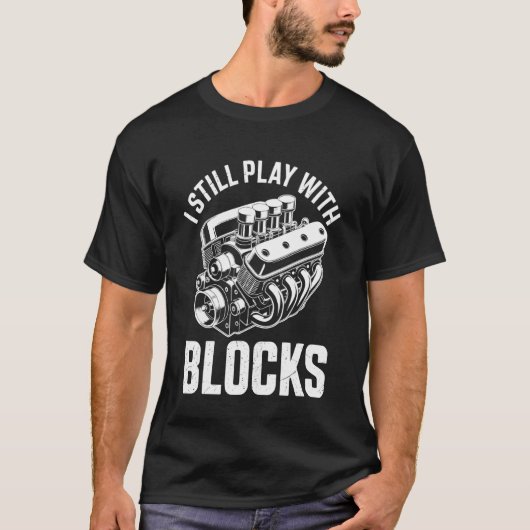 車のエンジンまだブロックで遊ぶ 面白い整備士 Tシャツ (正面)