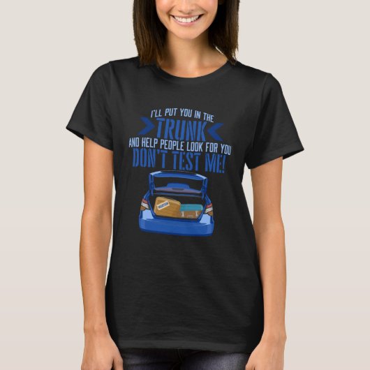 車のトランク 皮肉なフレーズ ガグ 逆説 パロディ メンズ Tシャツ (正面)