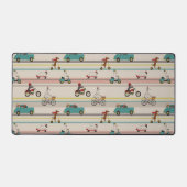 車のパターンで移動する犬 デスクマット (正面)