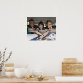 車の中で微笑む子供たちのポートレート ポスター (キッチン)