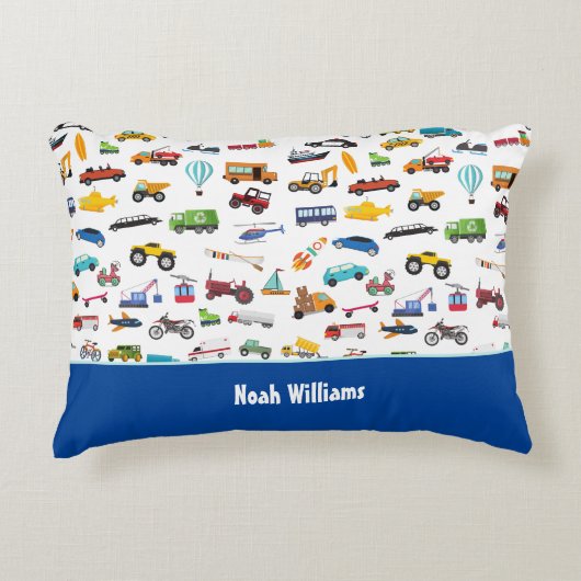 車の子供を動かす小さな男の子 アクセントクッション (正面)