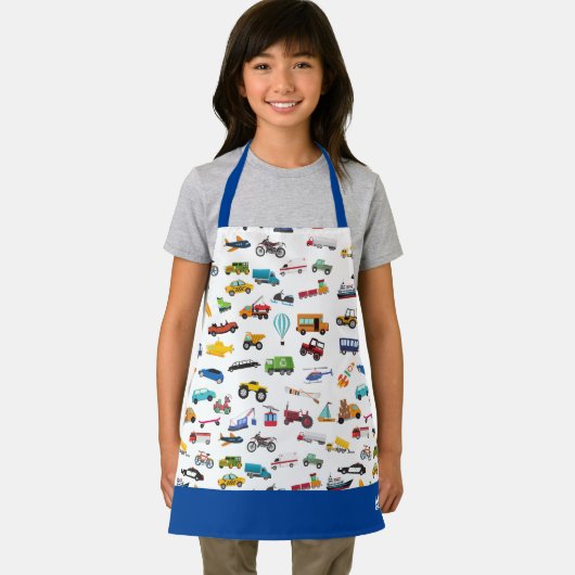 車の子供を動かす小さな男の子 エプロン (インサイチュ)