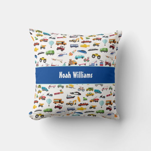 車の子供を動かす小さな男の子 クッション (正面)