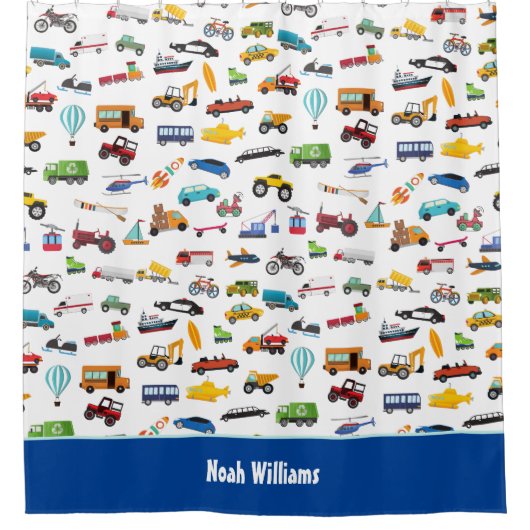 車の子供を動かす小さな男の子 シャワーカーテン (正面)