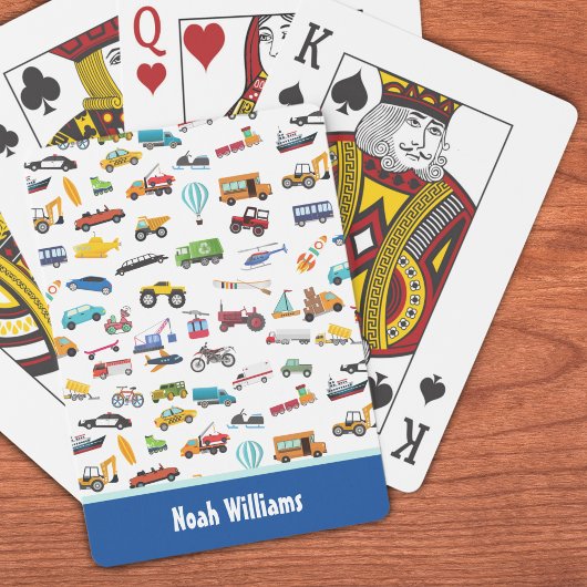 車の子供を動かす小さな男の子 トランプ