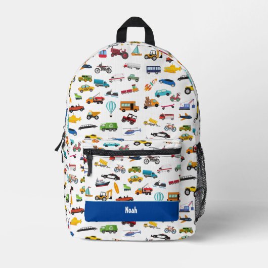車の子供を動かす小さな男の子 プリントバックパック (正面)