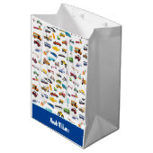 車の子供を動かす小さな男の子 ミディアムペーパーバッグ (正面アングル)