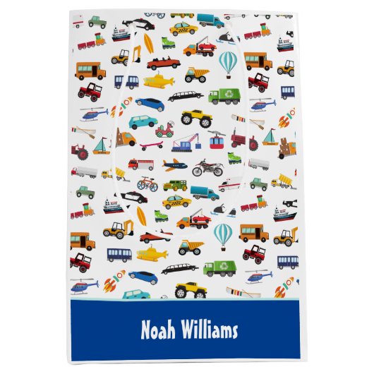 車の子供を動かす小さな男の子 ミディアムペーパーバッグ (正面)