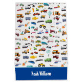 車の子供を動かす小さな男の子 ミディアムペーパーバッグ (裏面)