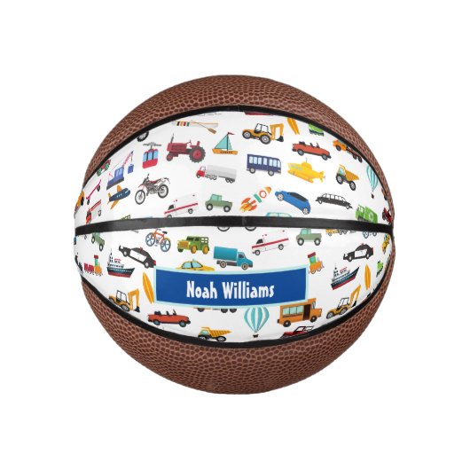 車の子供を動かす小さな男の子 ミニバスケットボール (正面)