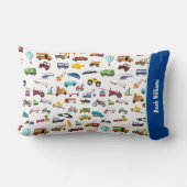 車の子供を動かす小さな男の子 ランバークッション (裏面)