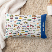 車の子供を動かす小さな男の子 ランバークッション (ブランケット)