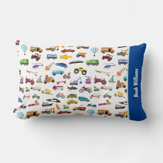 車の子供を動かす小さな男の子 ランバークッション (正面)