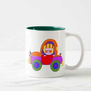 車の小さな女の子 ツートーンマグカップ