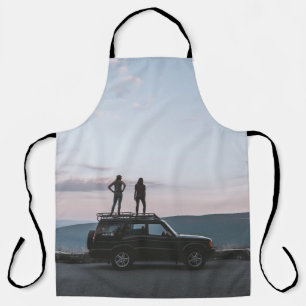 車の屋根に立つ2人の女性 エプロン
