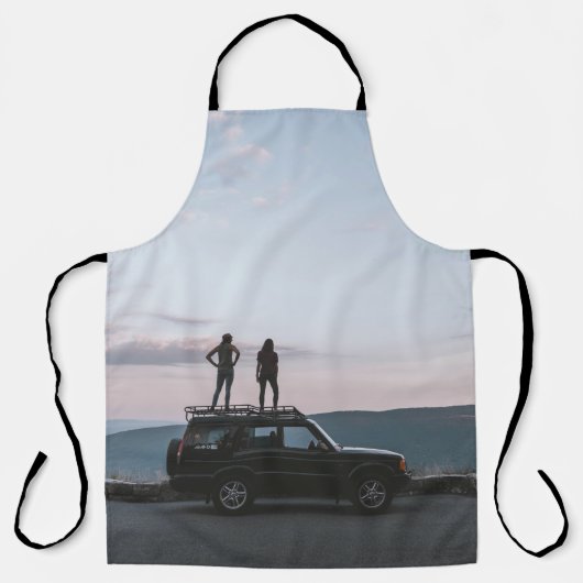 車の屋根に立つ2人の女性 エプロン (正面)