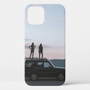 車の屋根に立つ2人の女性 iPhone 12ケース