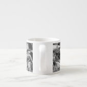 車の庭で遠くに錆びるヴィンテージ車 エスプレッソカップ (裏面)