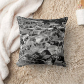 車の庭で遠くに錆びるヴィンテージ車 クッション (ブランケット)