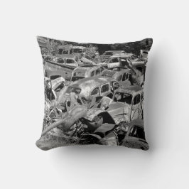 車の庭で遠くに錆びるヴィンテージ車 クッション