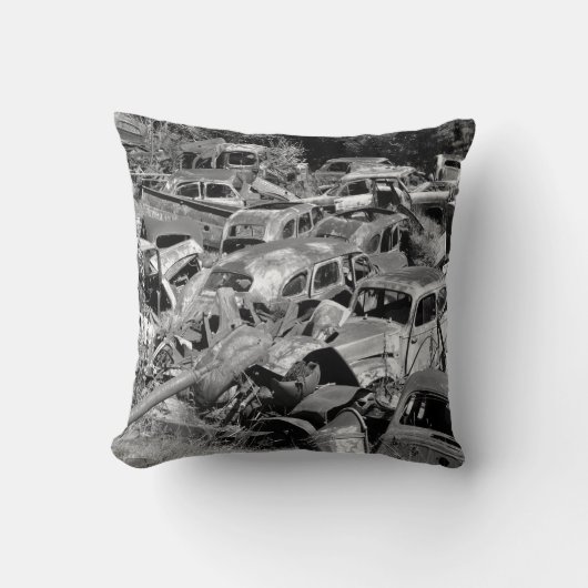 車の庭で遠くに錆びるヴィンテージ車 クッション (正面)