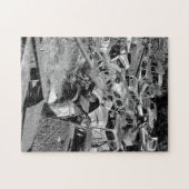 車の庭遠くにで錆びるビンテージ車 ジグソーパズル (横)