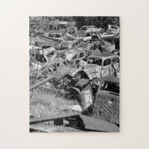 車の庭遠くにで錆びるビンテージ車