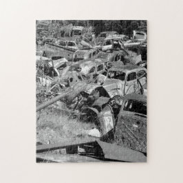 車の庭遠くにで錆びるビンテージ車 ジグソーパズル