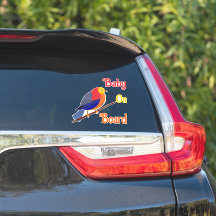 車の後部窓にしがみつく – ボード上のベビー – 鳥