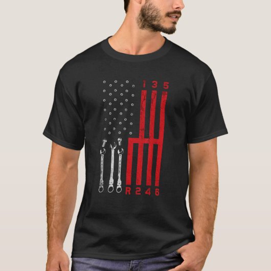 車の整備士シフトギアアメリカ国旗のドラッグレース Tシャツ (正面)