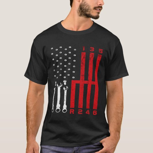 車の整備士シフトギアアメリカ国旗のドラッグレース Tシャツ (正面)