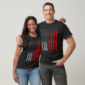 車の整備士シフトギアアメリカ国旗のドラッグレース Tシャツ (ユニセックス)