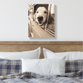 車の窓から犬が覗き込む キャンバスプリント (インサイチュ (寝室))