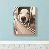 車の窓から犬が覗き込む キャンバスプリント (インサイチュ (ウッドフロア))