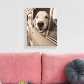 車の窓から犬が覗き込む キャンバスプリント (インサイチュ (リビング))