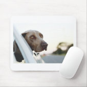 車の窓から頭を出した犬 マウスパッド (マウス)