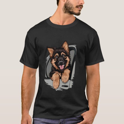 車の窓から顔を出すジャーマンシェパードの子犬 Tシャツ (正面)