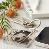 車の窓をかいま見ている犬 キーホルダー (正面右)