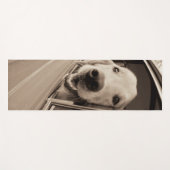 車の窓をかいま見ている犬 ヨガマット (正面(横))