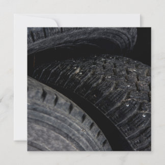 車の車の古いタイヤブラックロードトリップ